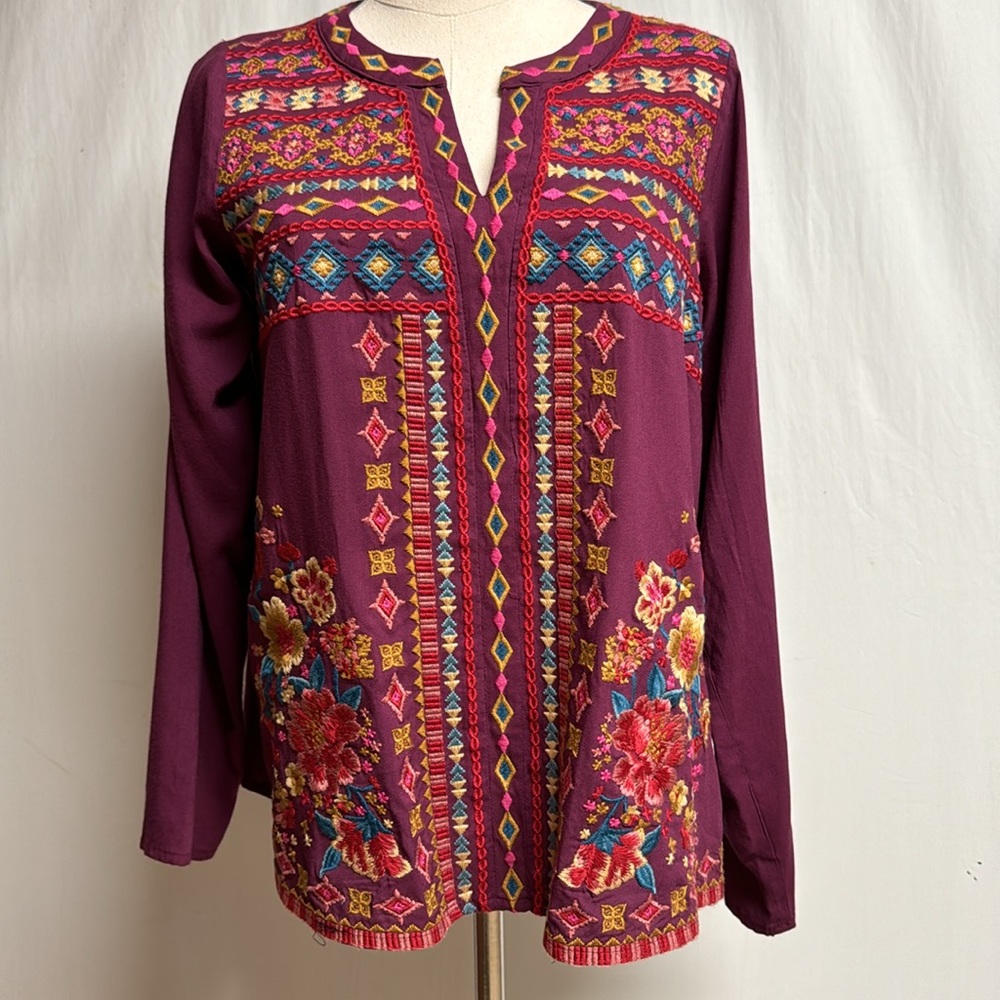 Savannah‎ Jane Eggplant Split Neck Embroidered Top Size Small